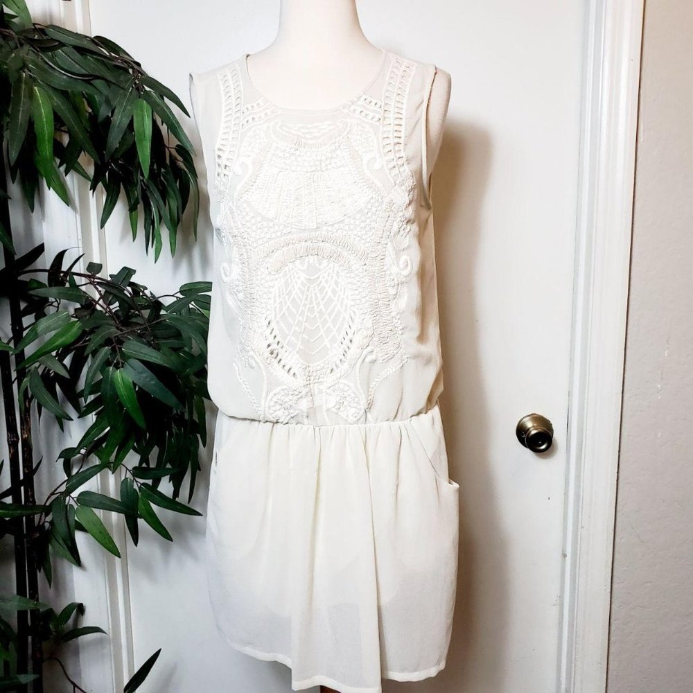 Elegant White Sleeveless Dress